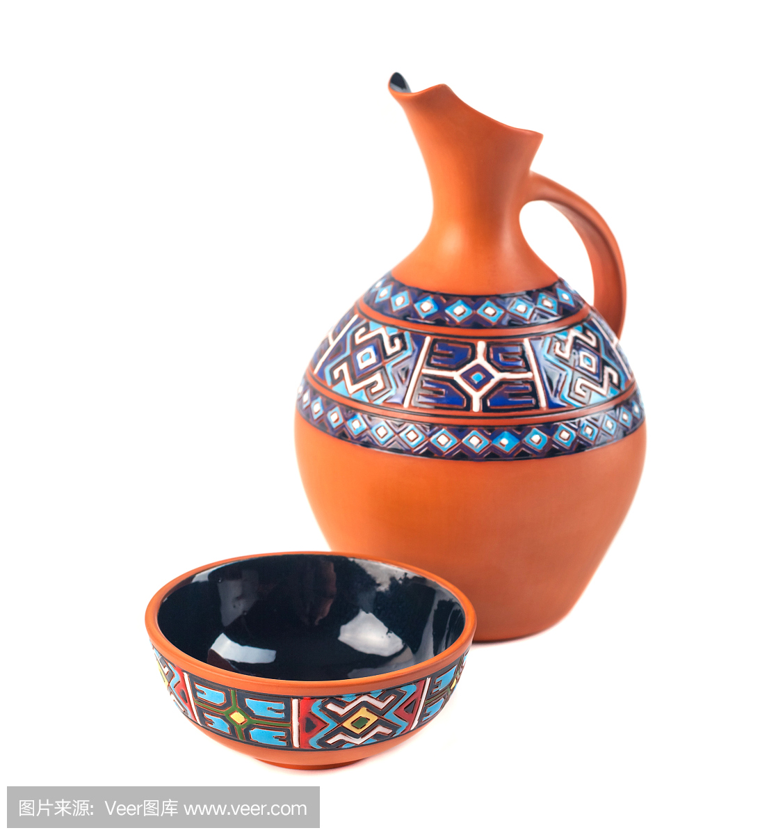格鲁吉亚手工陶瓷(粘土)壶,上面有传统的装饰品,名为Doqi,杯子,名为tasi,表示酒和水的白色背景