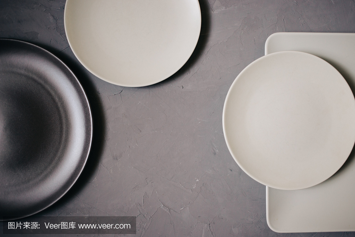 顶视图的设置陶瓷盘子棕色和乳白色,在灰色的背景